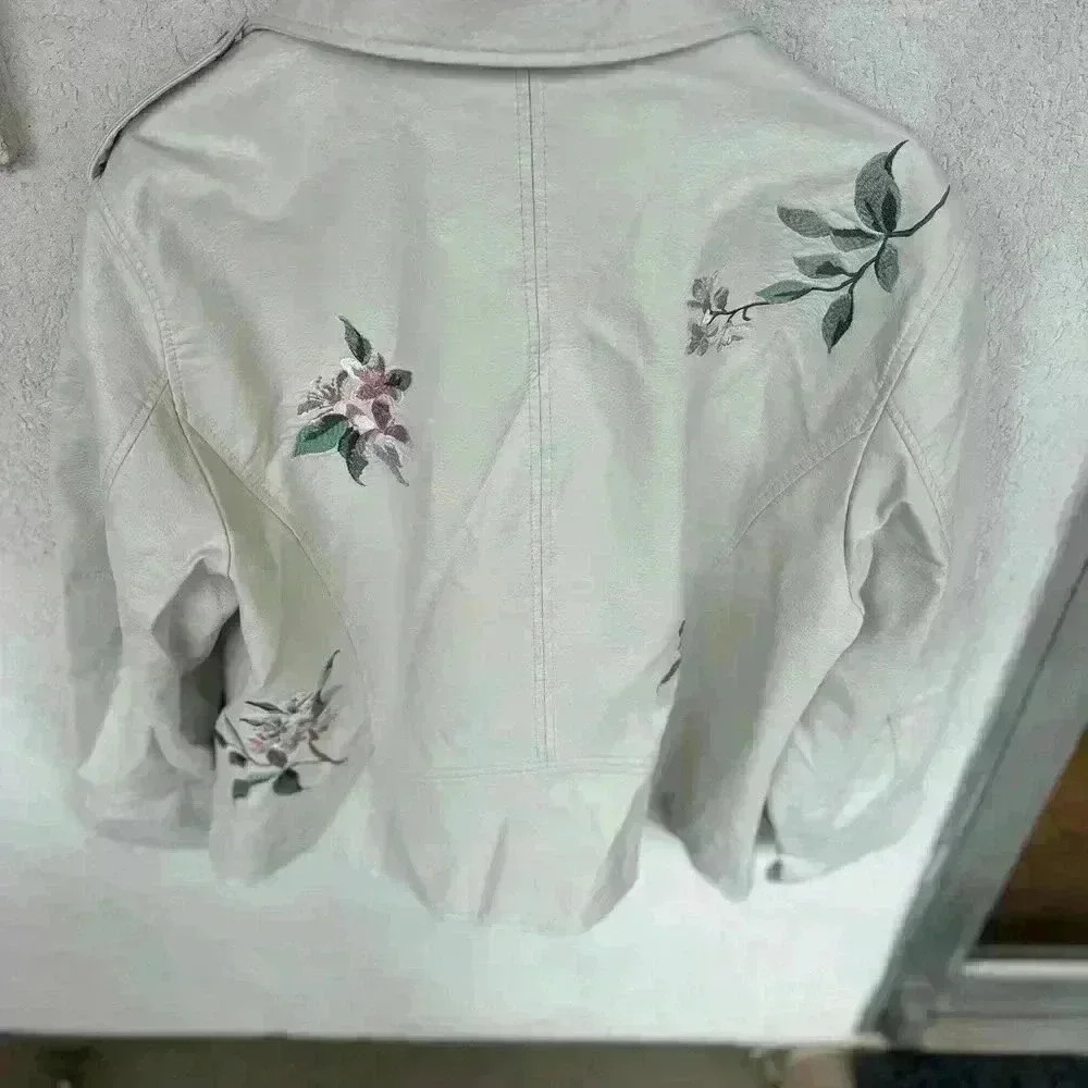 Levi's Women's White Floral Embroidered Jacket - Picture 13 of 15